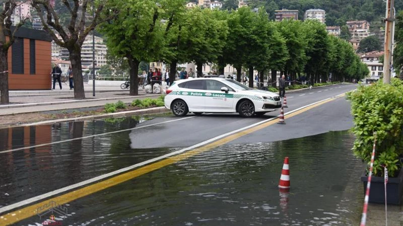 A Como lungolago sott’acqua: le paratie attese da anni pronte ma ancora da collaudare