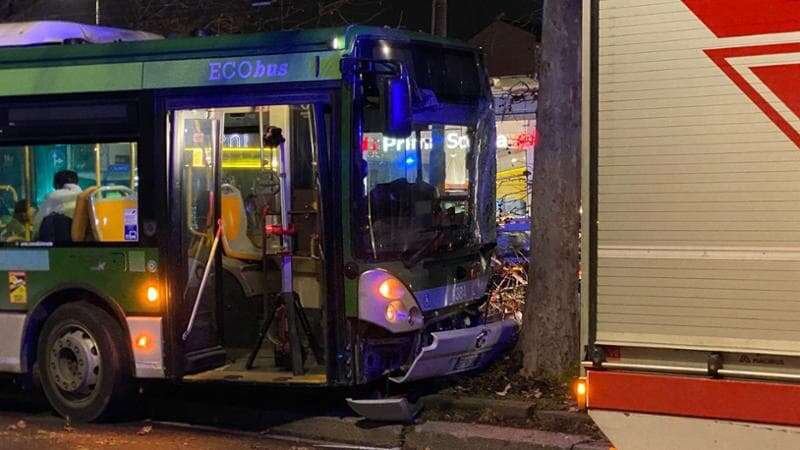 Autobus contro albero in piazza Belfanti a Milano per il malore del conducente: 10 feriti lievi 