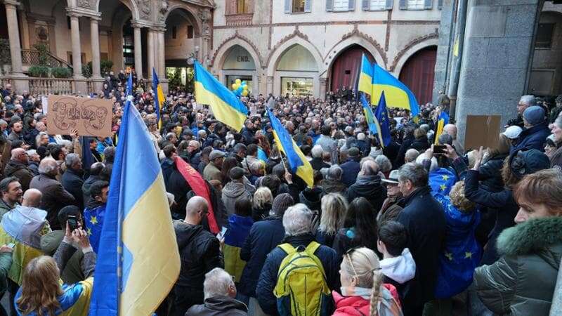 A Milano centinaia in piazza per l’Ucraina: “Usa con Putin, noi non brindiamo con la vodka”