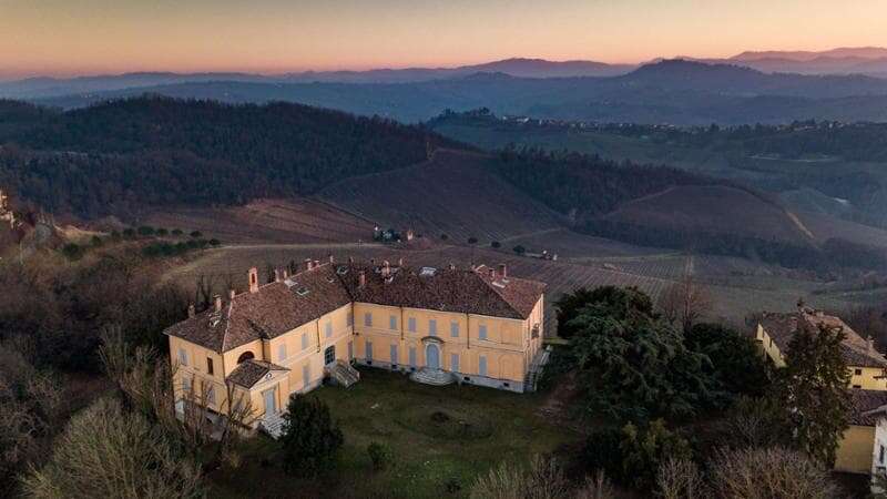 In vendita il Castello di Santa Giuletta nell’Oltrepo: 12 camere da letto e cantine medioevali