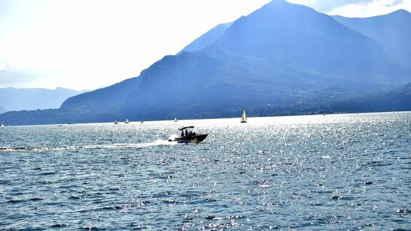 Cade nel lago di Como, il marito si tuffa per aiutarla ma non ci riesce: morta donna di 63 anni