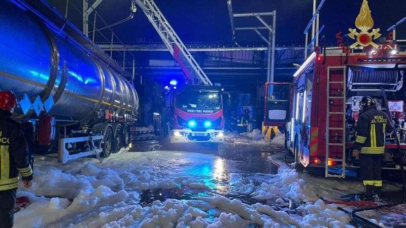 Incendio in un capannone a Rho, feriti tre operai in un’azienda di solventi organici