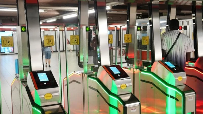 Guasto ai tornelli della metropolitana, ancora disagi su M2 e M3. Atm: “Nessun costo extra”