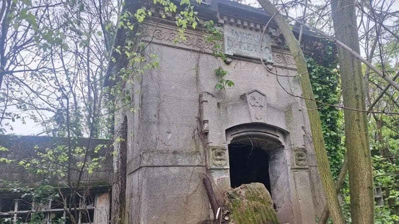 Spaccia tra le tombe di un ex cimitero, arrestato a Crescenzago un pusher di 52 anni