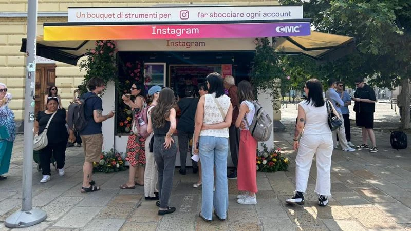 In Darsena arriva il chiosco dei fiori dove si impara a usare Instagram