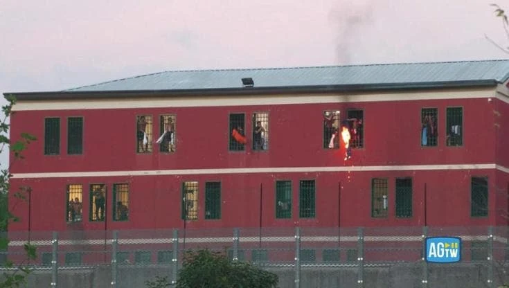 Scontri Milano, presidio davanti al Beccaria: i detenuti bruciano lenzuola e indumenti