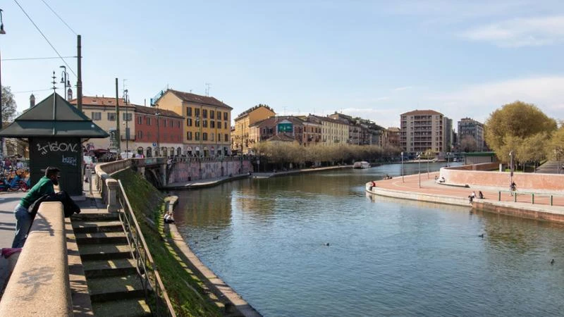 Si getta nelle acque della Darsena e ha un malore: grave un uomo di 57 anni