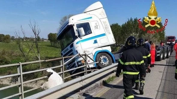 Camion sfonda il guard rail e rischia di finire nel Po: resta in bilico sul ponte Verdi