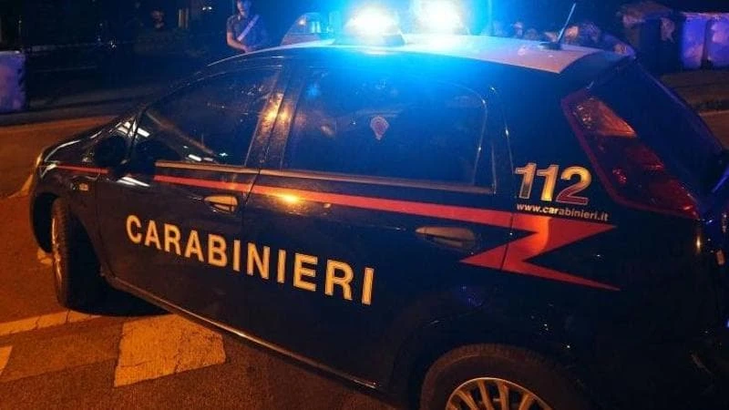 Ubriaca guida a fari spenti, all’alt scappa e si schianta: denunciata donna di 53 anni a Cremona
