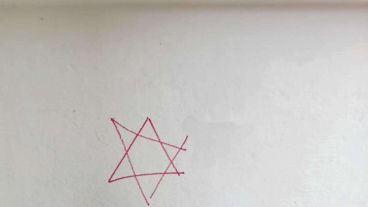 La stella di David sotto casa e le minacce: a Milano tre scritte antisemite in pochi giorni