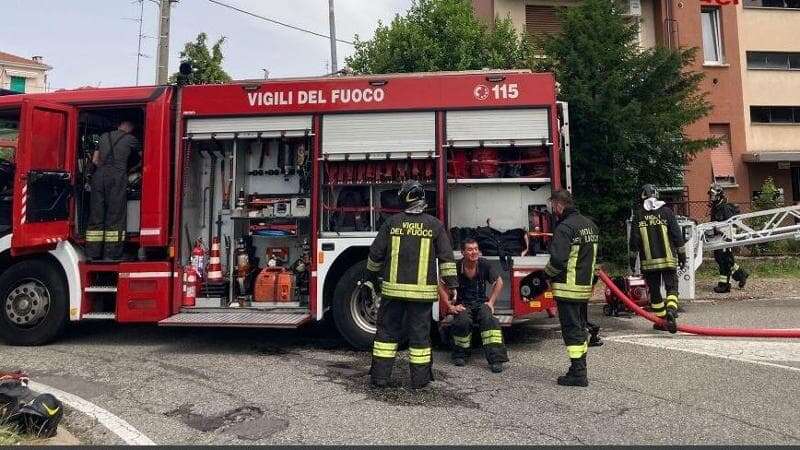 In fiamme azienda di rifiuti speciali: “Tenere chiuse le finestre e ritirare i panni stesi