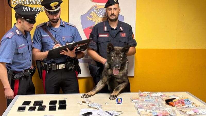 Ai domiciliari spaccia cocaina sulla porta di casa: arrestato un 47enne nel Milanese