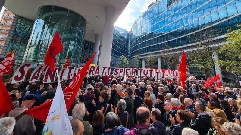 La manifestazione dei referendari: “Salviamo la sanità”. In piazza anche consiglieri del Pd