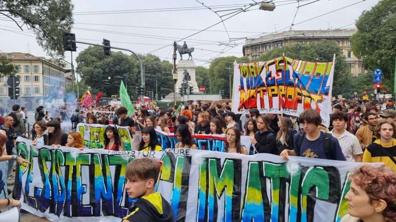 Tornano in piazza gli studenti di Fridays For Future: centinaia di ragazzi in corteo da largo Cairoli