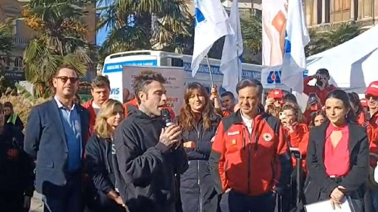 Fedez in piazza Duomo per promuovere le donazioni di sangue. Ma è polemica con la Regione: “Il signor La Russa? Non so perché fosse qui”