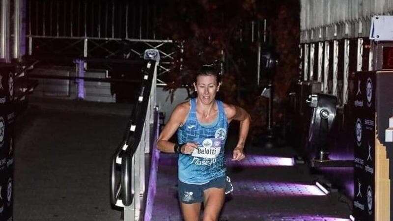 Valentina Belotti vince la vertical run sull’Empire State Building: la campionessa bresciana 43enne è la prima italiana a conquistare il grattacielo