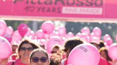 La camminata in rosa per la ricerca sui tumori femminili: è tornata la Pittarosso Pink Parade