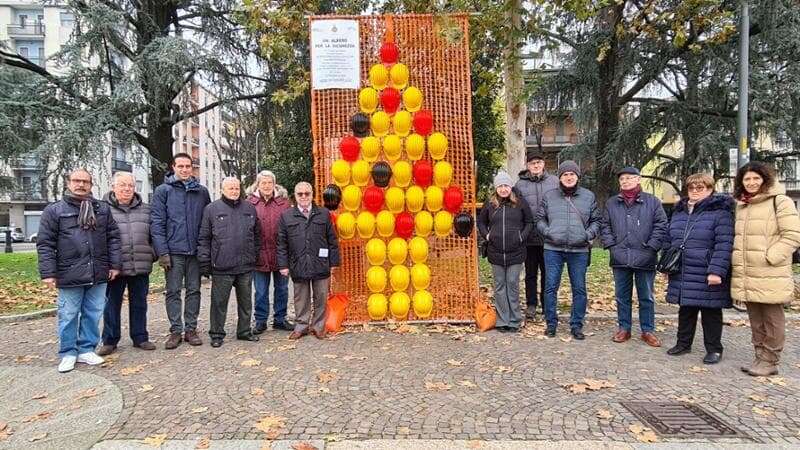 L’albero di Natale con i caschetti dedicato ai cinque operai morti sulla ferrovia Torino-Milano: 