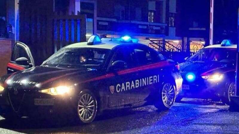 Accoltella la moglie davanti al figlio: arrestato un 32enne per tentato omicidio