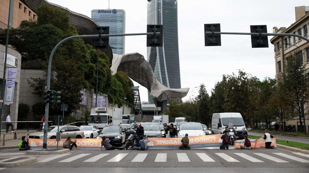 Ultima Generazione blocca il traffico vicino alla Fiera di Milano: una ventina di attivisti spostati e portati in questura