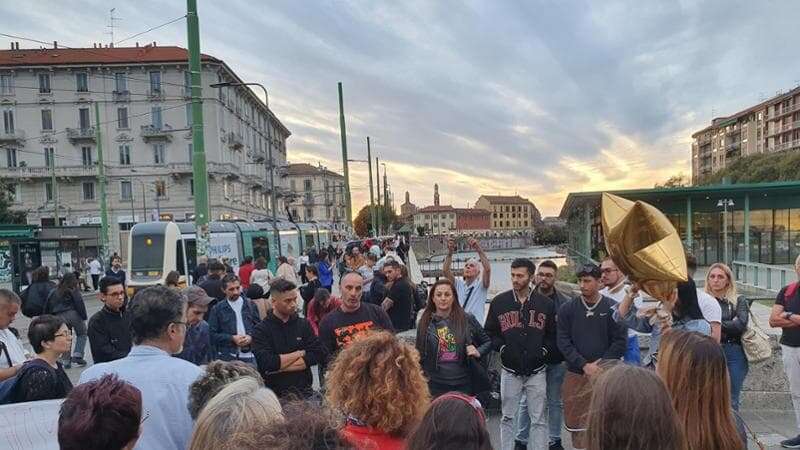 La “camminata silenziosa” per ricordare Yuri Urizio, il 23enne ucciso: “Navigli per vivere, non per morire”