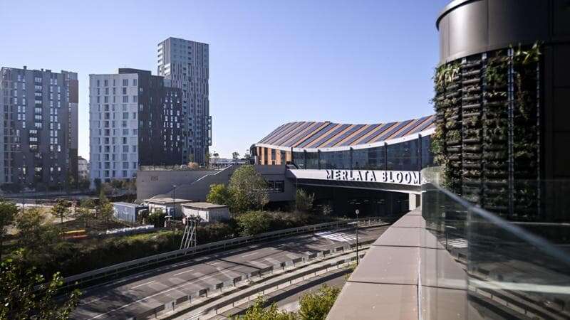 Cade lavorando al centro commerciale Merlata Bloom, grave operaio: stava cambiando una lampadina