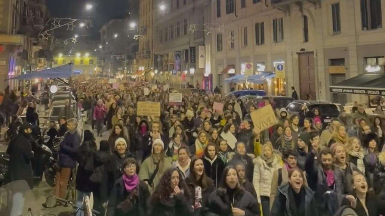 La passeggiata arrabbiata delle femministe di “Non una di meno” in Darsena per ricordare Giulia Cecchettin: “Siamo 5mila”