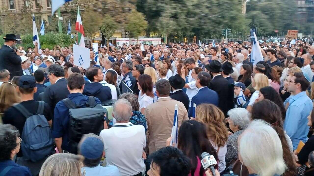 In 2mila al presidio di solidarietà per Israele in piazza Castello a Milano. Meghnagi: “Hanno trovato il corpo di mia nipote, è un pogrom”