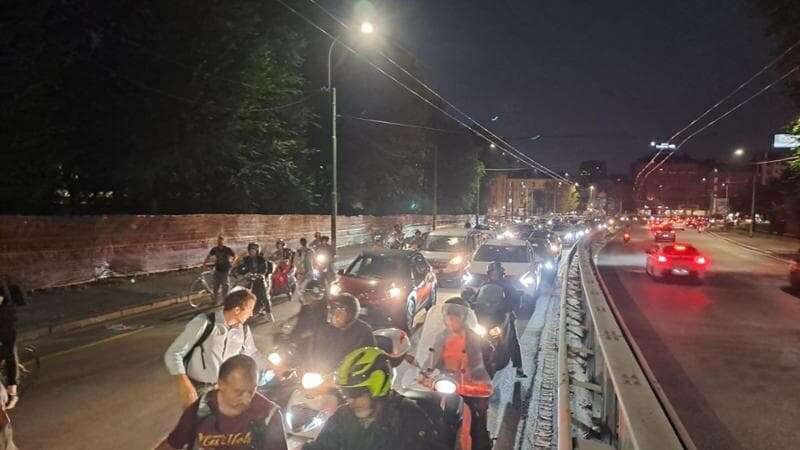 Ciclisti bloccano il Ponte della Ghisolfa e disegnano una pista ciclabile: un centinaio sulle due ruote per chiedere più sicurezza