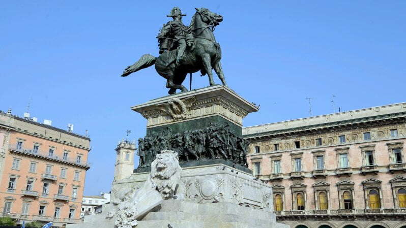 Ripulita la statua di Vittorio Emanuele II in piazza Duomo: a marzo era stata imbrattata di vernice dagli attivisti per il clima