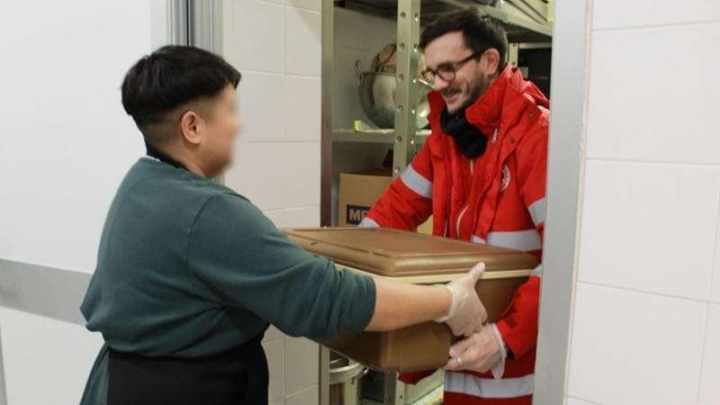 Le detenute di San Vittore cucinano per i clochard milanesi: i pasti caldi distribuiti in strada dai volontari della Croce Rossa