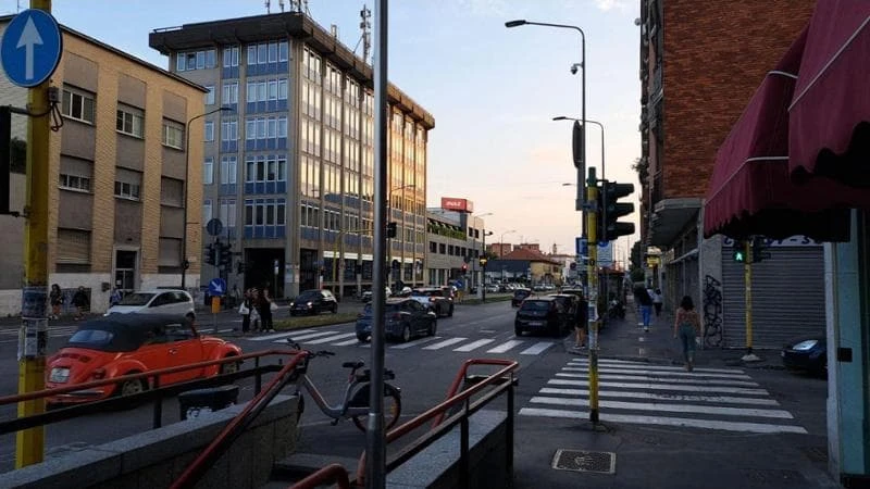 Milano, corano in mano e tunica aggredisce passanti: arrestato dalla Digos per istigazione per motivi di discriminazione razziale 
