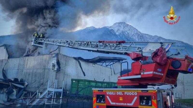 Maxi incendio alla Seval di Colico, azienda che tratta rifiuti speciali. L’appello del Comune: “Tenete chiuse le finestre e togliete i panni stesi”