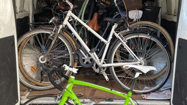 Blitz nelle cantine in zona San Siro: trovate 20 bici rubate e un borsone pieno di droga