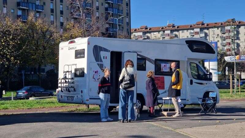 ‘Camper dell’ascolto’, lo sportello psicologico è itinerante: “Offriamo assistenza nel quartiere a chi non se lo può permettere”