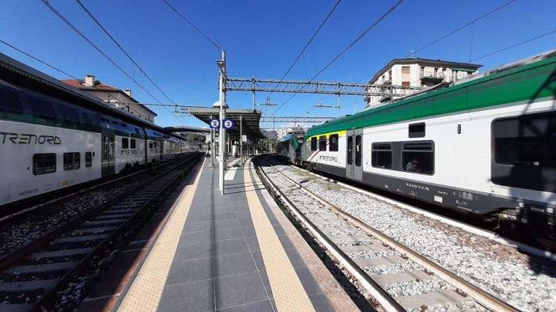 Picchia un uomo ipovedente in stazione per rubargli il cellulare: arrestato un 19enne