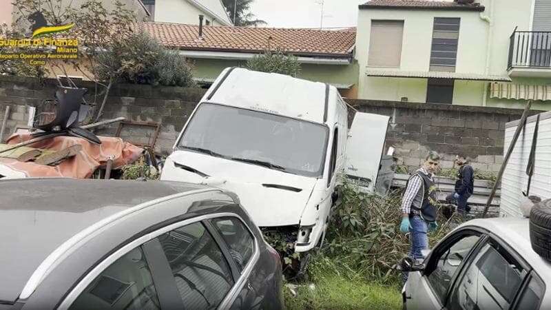 Scoperta un’autofficina abusiva con discarica annessa: area individuata con le foto dagli elicotteri