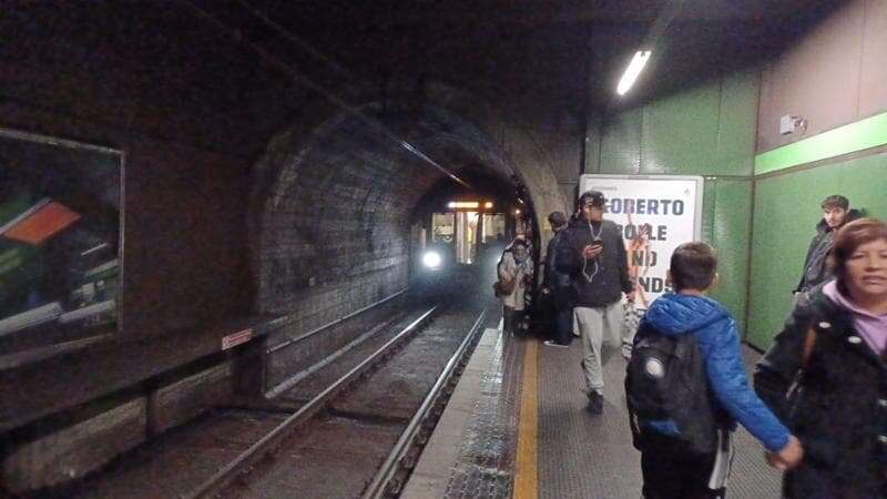 Linea della metropolitana chiusa per mezzora tra Garibaldi e Centrale per una persona in galleria