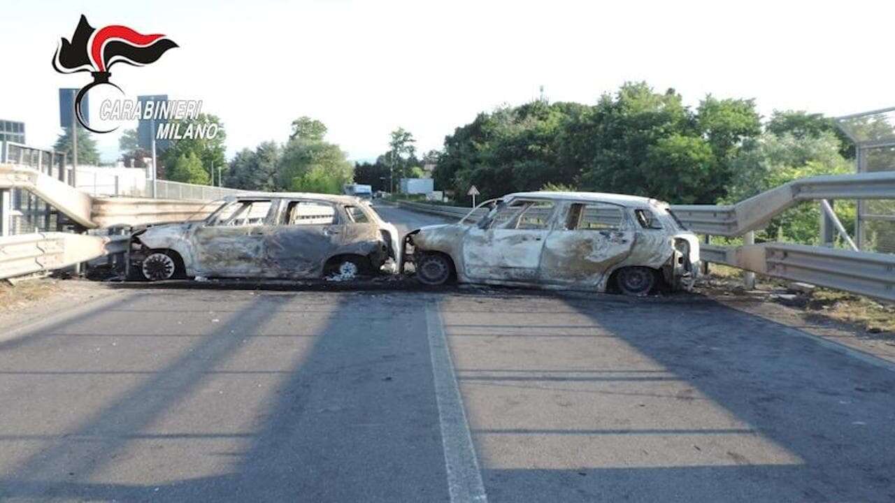 Strade bloccate con auto rubate per il blitz nel capannone: rubati airpods e cuffie per un milione di euro sfondano il portone con un furgone, ma i carabinieri li arrestano al rientro alla base | Il video