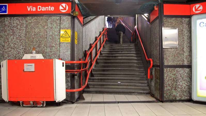 Fumo sul metrò a Cordusio, evacuati tutti i passeggeri e chiusa la M1: cinque mezzi dei vigili del fuoco sul posto