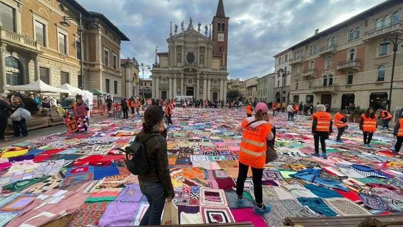 La piazza diventa un mosaico colorato di duemila coperte: il progetto di Viva Vittoria a favore della ricerca sui tumori e contro la violenza sulle donne