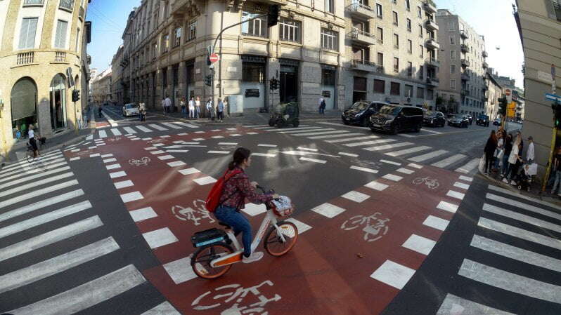 Nuova pista ciclabile in corso Monforte, l’incrocio è un rompicapo per auto e bici: “Dove si può svoltare?”