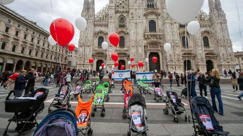 Passeggini vuoti in piazza Duomo a Milano per ricordare i bambini rapiti da Hamas