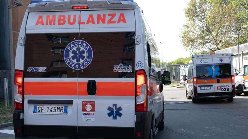 Bus di linea esce di strada e si ribalta nel Pavese, 15 feriti lievi