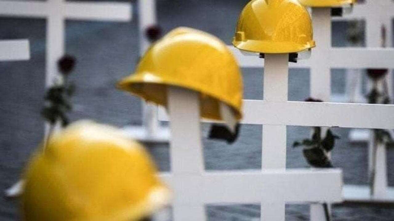 Morto un operaio 28enne rimasto schiacciato dal carico di una gru nel cantiere di via Paravicini