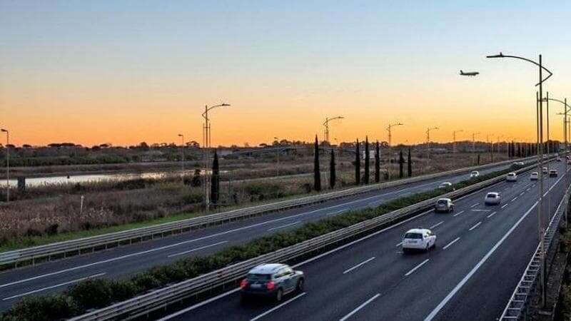 Si schiantano con l’auto contro il guard-rail: morto un ragazzo di 22 anni, gravemente ferito il passeggero 19enne 