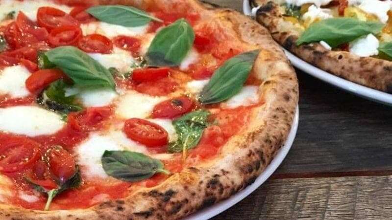 Quanto costa la pizza a Milano? In centro una margherita a 9,40 euro, alla Barona la più economica. E in un anno è aumentata del 13%