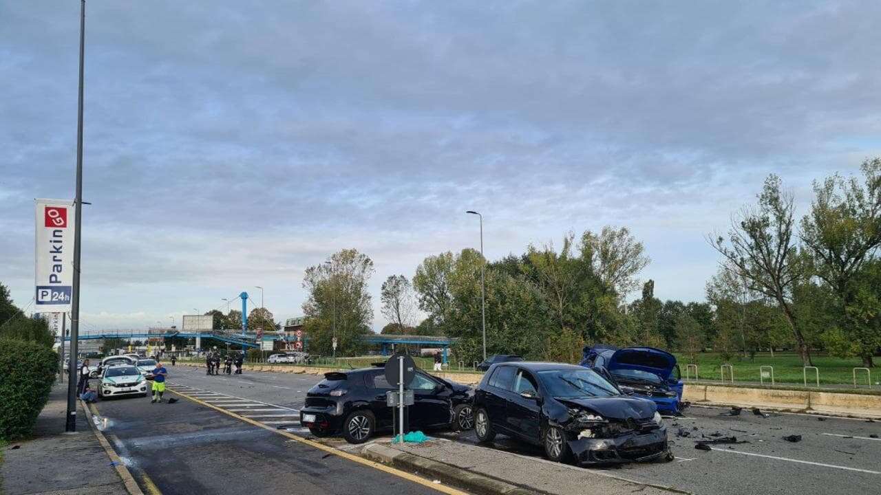 Incidente all’alba su viale Forlanini a Milano: due morti e diversi feriti, c’è anche una bambina. Tre auto coinvolte