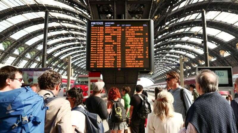 Sciopero venerdì 20 ottobre, a Milano possibili disagi anche per i trasporti: a rischio treni, mezzi pubblici e aerei