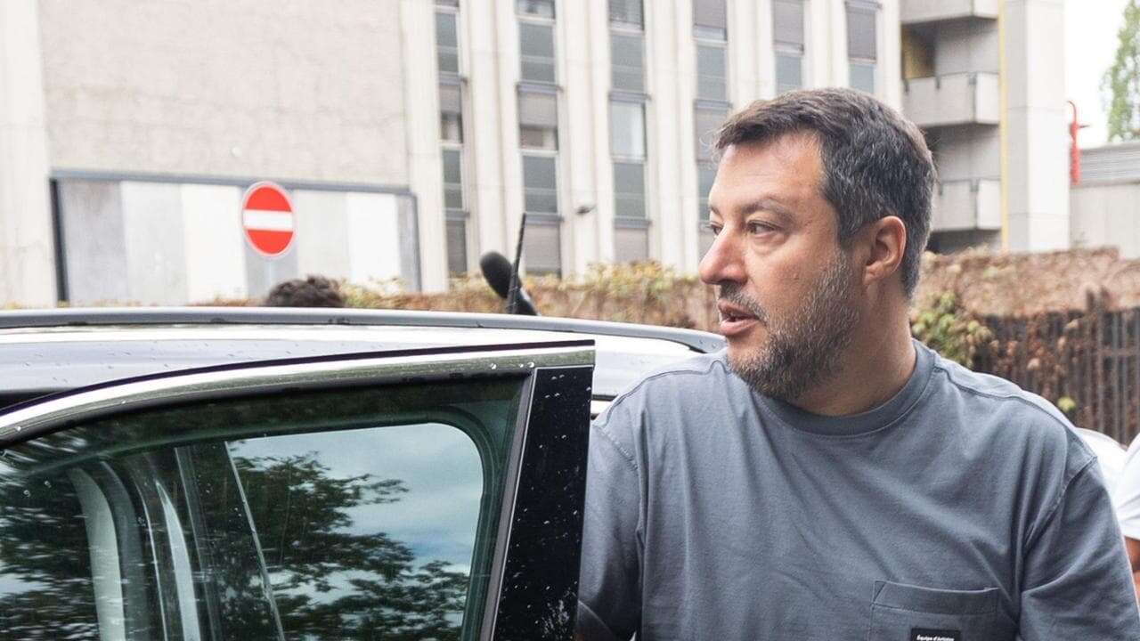 Salvini attacca la giunta: “Pensano che le auto siano pericolose, serve l’intelligenza artificiale negli assessorati”. Ieri in città due pedoni investiti